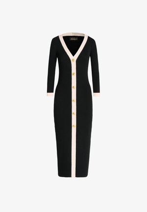 Vestido negro de canalé con mangas de tres cuartos, escote en V y botones dorados en el frente. Detalles en rosa en el escote y los puños de las mangas.