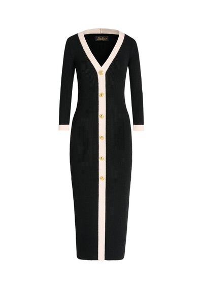 Robe noire à côtes avec des manches trois-quarts, décolleté en V et boutons dorés sur le devant. Accents roses au niveau du décolleté et aux poignets.