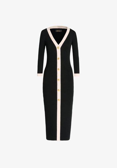 Abito nero a coste con maniche a tre quarti, scollatura a V e bottoni dorati lungo la parte frontale. Accenti rosa nella scollatura e ai polsini delle maniche.