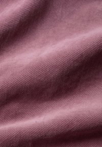 Tekstilinis audinys švelniai, muted mauve spalva, su lengvai tekstūriniu paviršiumi, turintis švelnias raukšles ir lygų, matinį apdailą.