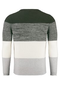 Strickpullover mit einem Farbblockdesign in dunklem Grün, Grau, Weiß und hellem Grau. Lange Ärmel und Rundhalsausschnitt.