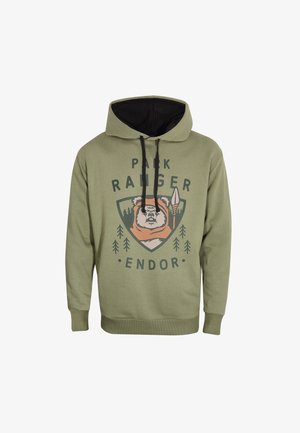 Grön hoodie med svartfodrad huva, grafisk design med en björn och träd, samt texten "PARK RANGER ENDOR" i olika färger.