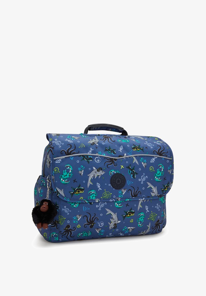 Blå rygsæk med hav-tema mønstre, der viser hajer og blæksprutter. Inkluderer en sort, pelsagtig nøglering og et håndtag til at bære.