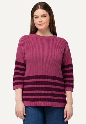 Violetti neulepusero, jossa on röyhelötekstuuria, ominaisuutena vaakasuorat tummanpunaiset ja purppurat raidat alaosassa sekä kolmannes hihat.