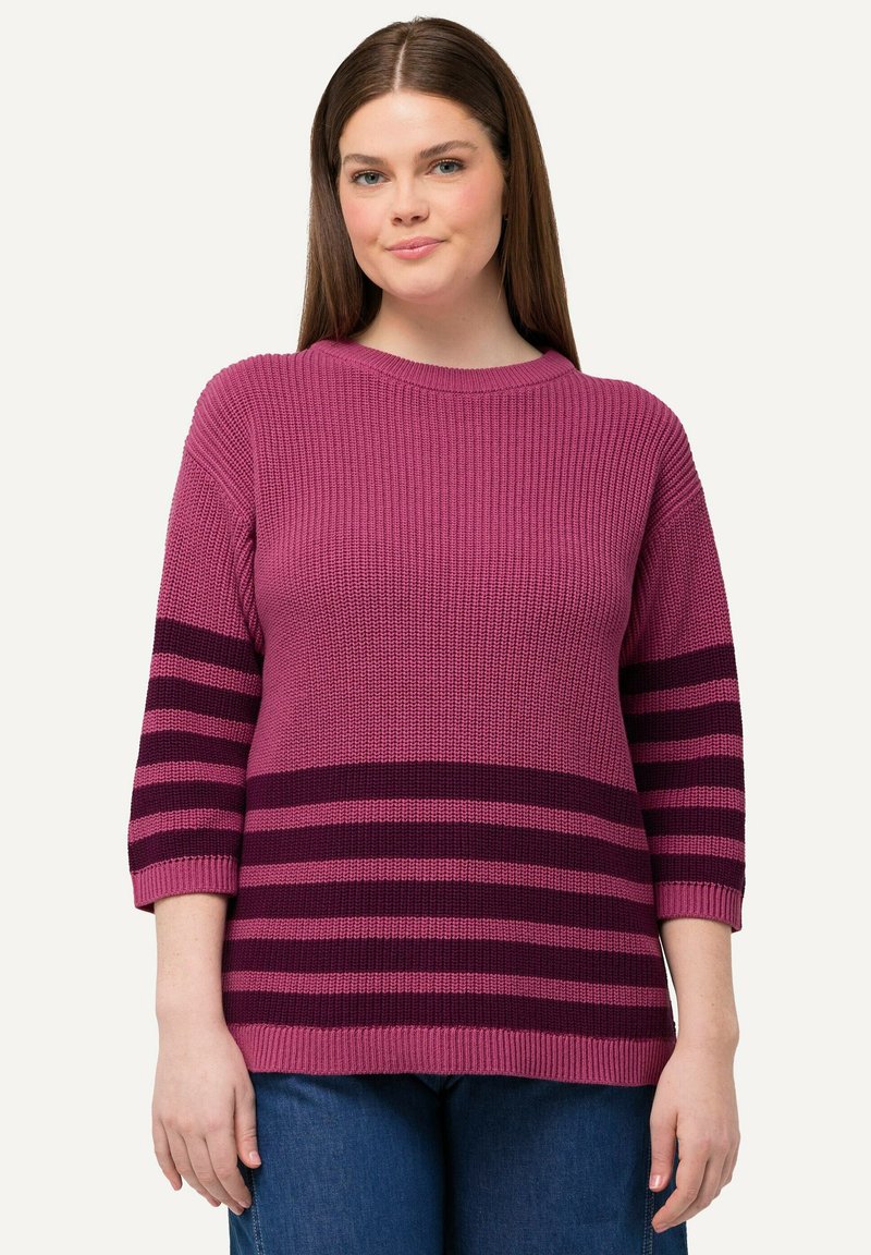 Magenta sweter wykonany na drutach o prążkowanej fakturze, z poziomymi ciemnoróżowymi i fioletowymi paskami w dolnej części oraz rękawami o długości trzy czwarte.
