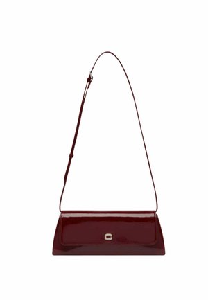 Sac d'épaule rectangulaire en cuir verni rouge foncé avec sangle réglable et petite agrafe argentée sur le rabat avant.