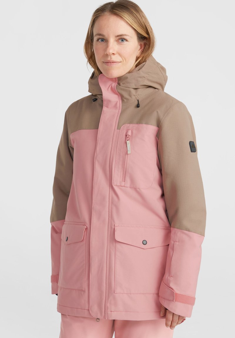 Skijacke in Hellpink und Beige, mit Kapuze, Reißverschlusstasche und zwei vorderen Taschen mit Druckknopfverschluss. Strukturierte Stoffoberfläche.