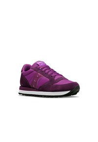 Scarpa da ginnastica viola realizzata in materiali scamosciati e nylon, punta rotonda, design con lacci, zeppa bianca e suola in gomma nera testurizzata.