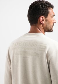 NO EXCESS WITH BACKPRINT - Sweater - kit