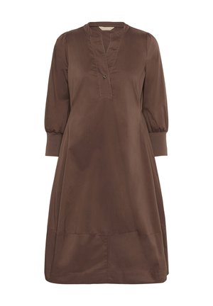 Vestido marrón de longitud hasta la rodilla con escote en V y detalle de botones, que presenta mangas abullonadas y una tela suave. Corte simple y recto con un detalle en el dobladillo.