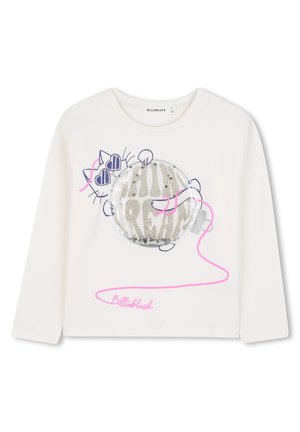 T-shirt a maniche lunghe bianco con grafica di una palla da discoteca glitterata argento e un'illustrazione di un gatto con contorni e dettagli rosa.