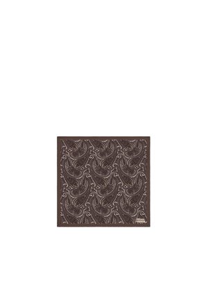 Braunes Einstecktuch mit dunklen Paisley-Mustern und kleinem Logoanhänger in einer Ecke.