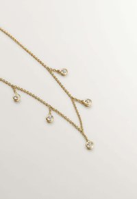 Collar de cadena de oro que presenta cinco acentos circulares espaciados uniformemente, cada uno engastado con una gema translúcida, mostrando un diseño delicado y un brillo elegante.
