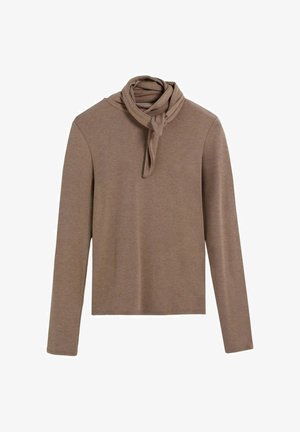 Top de manga larga en tejido marrón suave, con un detalle en torsión en el cuello. Diseño recto, con costuras mínimas y de peso medio.