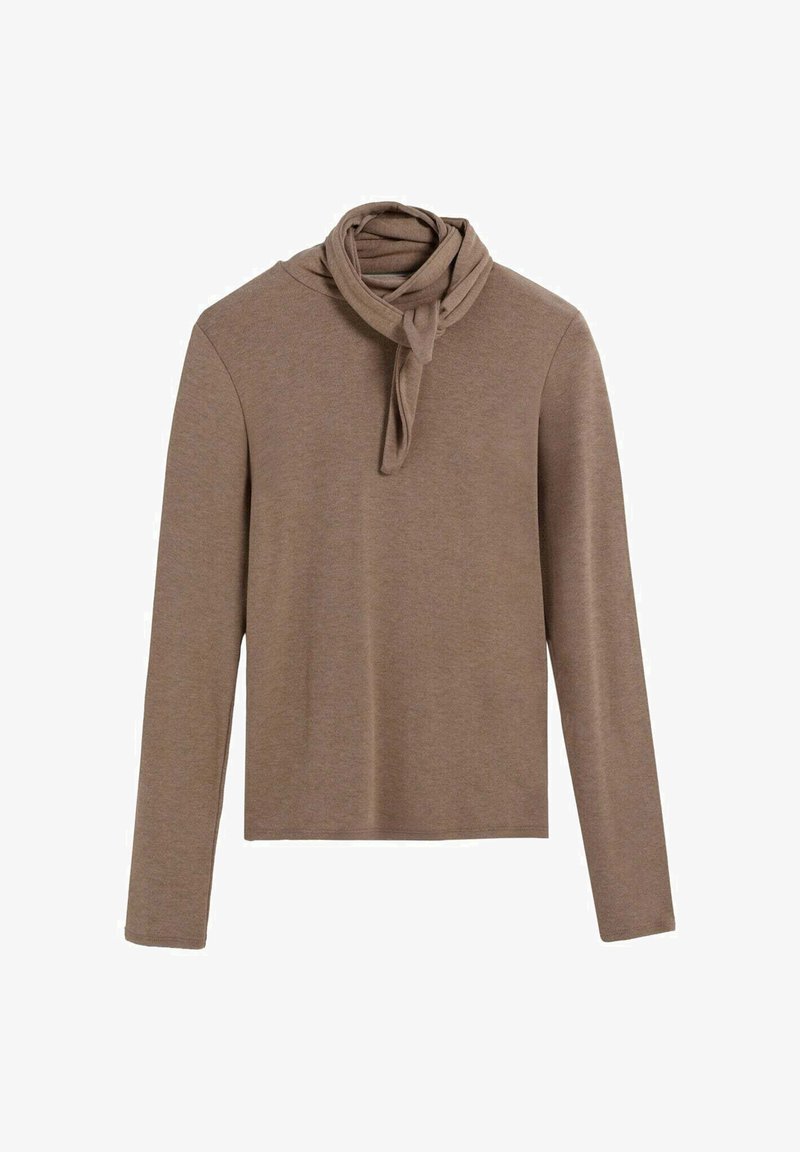 Langsleeve top van zacht bruine stof, met een twist detail bij de hals. Rechte snit, minimale naden en gemiddeld gewicht.