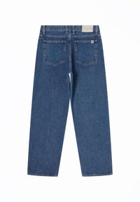 Vue de dos d’un jean droit en denim bleu avec deux poches arrière, passants de ceinture et une étiquette de marque beige sur la ceinture.