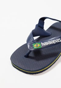 Havaianas HAVAIANAS FLIP FLOP BABY BRASIL LOGO - Chanclas de dedo - navy blue/citrus yellow