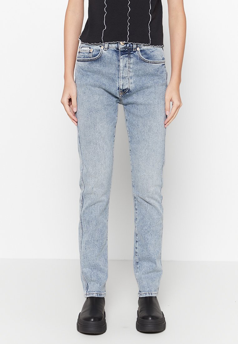Ljusblå raka jeans gjorda av denim, med fem fickor, dragkedja och knappstängning samt subtila sömmar längs midjan.