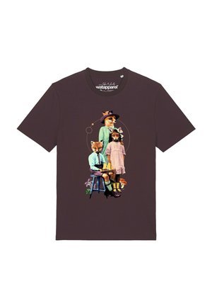 Donkerbruin T-shirt met een ontwerp van drie antropomorfe vossen gekleed in vintage kleding, geposeerd als een familieportret.