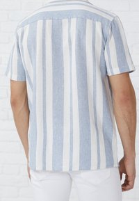 Koszula z krótkim rękawem w jasnoniebieski i biały pionowy wzór, wykonana z oddychającego materiału, z regularnym kołnierzykiem i prostym dołem.