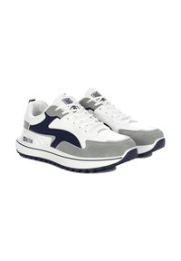 Trampki w białym, granatowym i szarym kolorze, z syntetyczną cholewką, amortyzowaną podeszwą, okrągłym noskiem i sznurowanym zapięciem; z logo po boku.