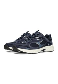 Scarpe sportive blu navy con tomaia in mesh e suede, dettagli riflettenti, suola ammortizzata e lacci con motivo. Presentano un design a punta arrotondata.
