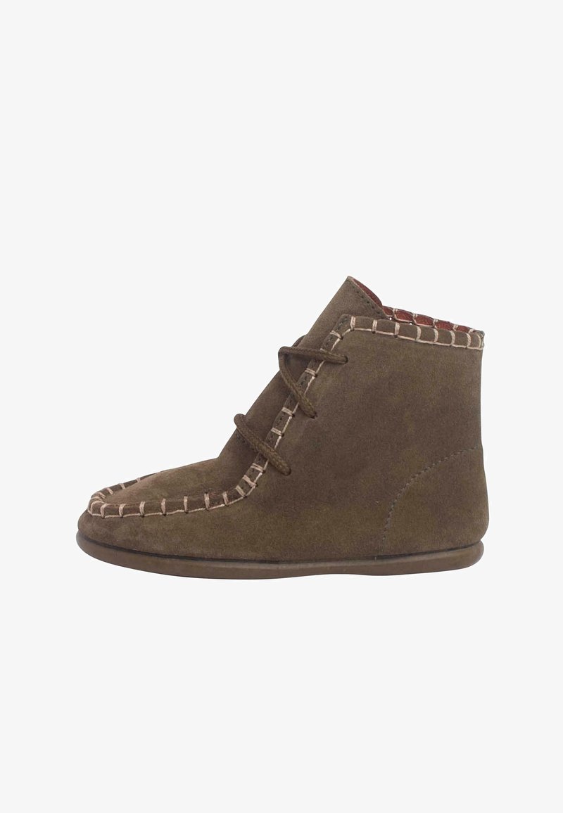 Bottines en daim marron avec une texture douce, présentant un design lacé et des coutures contrastées le long des bords. Semelle plate, bout arrondi.
