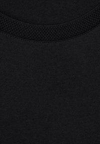 Svart tyg med en slät yta, med en ribbad svart krage. Materialet verkar töjbart och lätt, lämpligt för vardagsbruk.