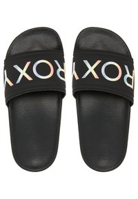 Zwarte slide-sandalen met een textuur op de zool en een glanzende band met iriserende letters die "ROXY" spellen. Vlak ontwerp voor casual gebruik.