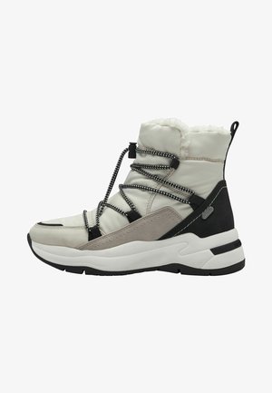 Bottines gris clair et noires avec un dessus rembourré, des lacets à motifs et une épaisse semelle blanche. Présente un intérieur doux, ressemblant à de la fourrure.