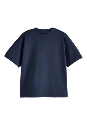 Námornícka modrá tričko s krátkym rukávom a okrúhlym výstrihom, s voľným strihom a rovný lem, zobrazené na bielom pozadí.