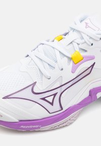 Mizuno WAVE LIGHTNING Z8 - Volleyballsko - white/patrician purple/quince