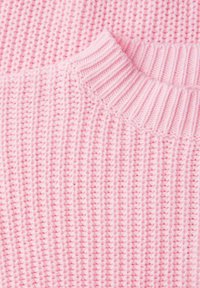Pull en tricot rose présentant un motif texturé, un col côtelé et un fil doux et épais. Le design met en valeur des crêtes horizontales et une finition confortable.