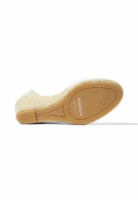 Espadrile sandalice s pletenim jute potplatom, bež boje, gumiranim dnom za bolje prianjanje i prozirnim gornjim remenom za lagani dizajn.