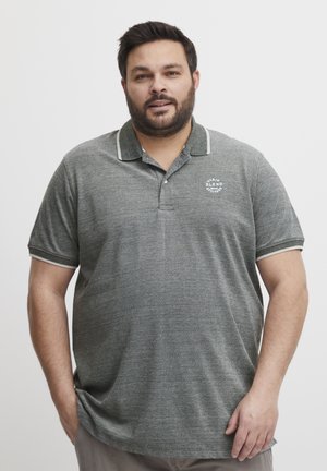Grå polo shirt med tekstureret stof, med en kontrastfarvet krave og manchetter, tre-knap stolpe og en cirkulær logo detalje på brystet.