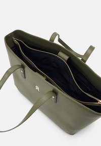Tommy Hilfiger CHIC TOTE - Velika torba - utility olive