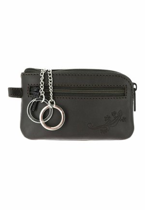 Porte-clés en cuir noir avec poche zippée à l'avant, deux anneaux en argent attachés par de petites chaînes, et motif de lézard embossé dans le coin inférieur droit.