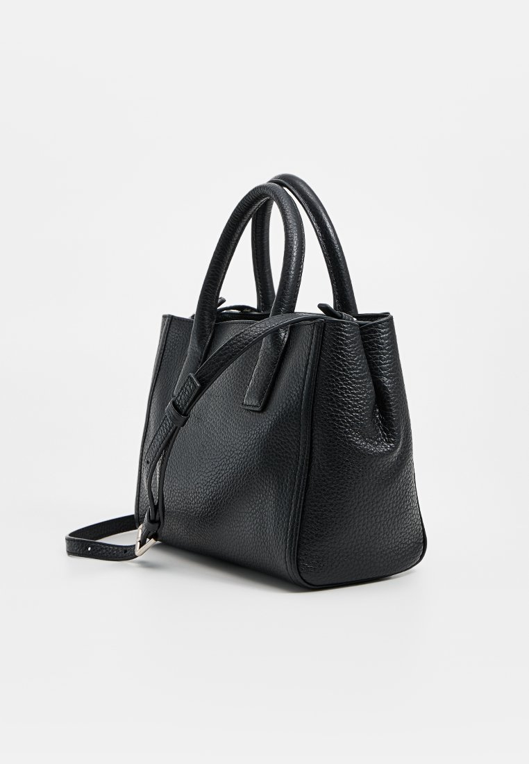 Schwarze Lederhandtasche mit strukturierter Oberfläche, runder Form, doppelten Tragegriffen und einem abnehmbaren Schultergurt. Verfügt über minimale metallische Akzente.