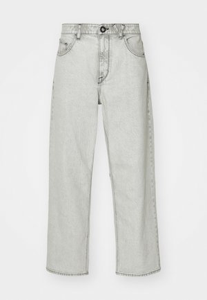 Svetlo sivi visoki jeansi z ohlapnim krojem, pet žepov, sprednja zaponka in subtilen teksturiran vzorec na jeans blagu.