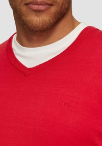 s.Oliver MIT LOGO-STICKEREI - Strickpullover - himbeere