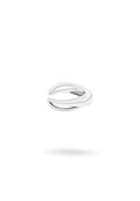 Silberner Ring mit einem geschwungenen, offenen Design, glatten Oberflächen und glänzender Oberfläche, der eine moderne, minimalistische Ästhetik zeigt.