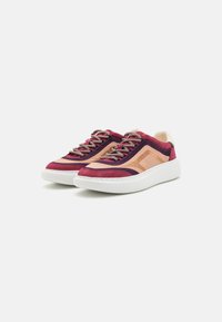 Burgundi, lila és őszibarack színű anyagok kombinációjával készült sneaker; texturált velúr és sima szövet; fehér gumitalp; mintás fűzők.