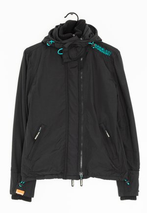 Zwarte capuchonjas met ritssluiting aan de voorkant, zijzakken, petrolkleurige trekkoorden, geribbelde binnenmanchetten en "Superdry"-branding op de schouder en manchetten.