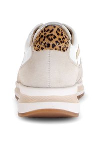 Sneakers met een gestructureerde beige suède bovenkant, contrasterende witte accenten en een panterprint paneel op de hak. Rubberen buitenzool met patroon details.