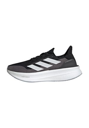 Sorte sportsko med en struktureret overdel, der har tre store hvide striber og en tyk hvid sål, mærket "LIGHT BOOST" på siden.