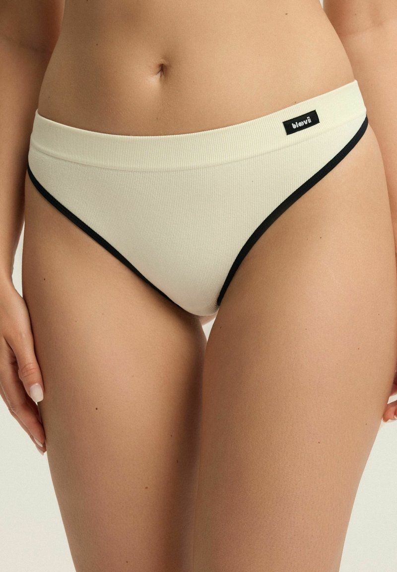 Białe majtki bikini z żebrowanej tkaniny z czarnym elastycznym wykończeniem, z naszywką z logo na pasku i klasycznym, minimalistycznym wzornictwem.