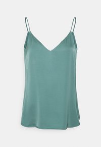 Top in raso verde acqua con spalline sottili regolabili e scollatura a V, caratterizzato da una texture liscia e una vestibilità ampia e fluida.