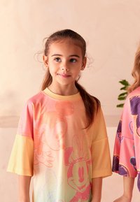 T-shirts aux couleurs pastel ornées de grands graphismes en contour de Mickey et Minnie Mouse. Manches courtes, tissu en coton doux et coupe décontractée.