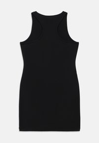 Fekete ujjatlan ruha, testhezálló szabással, rugalmas anyagból. Simább felület, kerek nyakkivágással és ívelt karöltőkkel.