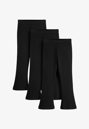 Trois paires de pantalons noirs évasés en petites, moyennes et grandes tailles, disposées en chevauchement sur un fond blanc.